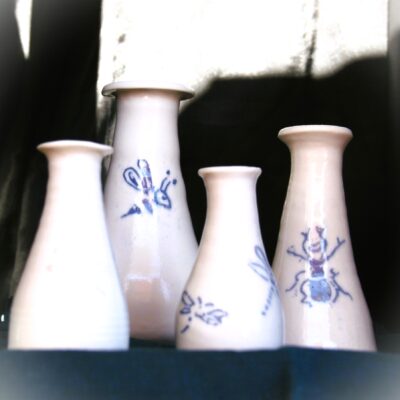 Ensemble fioles insecte porcelaine vernissée, terre incrustée