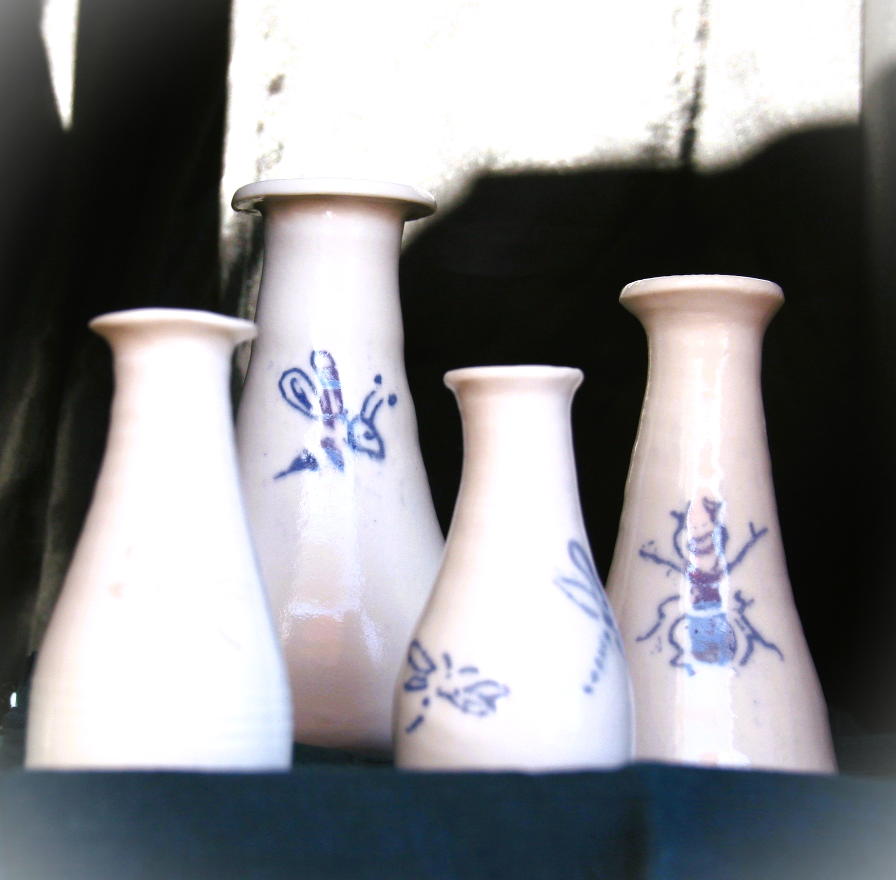 Ensemble fioles insecte porcelaine vernissée, terre incrustée