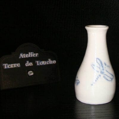 Fiole "libellule" porcelaine, terre incrustée