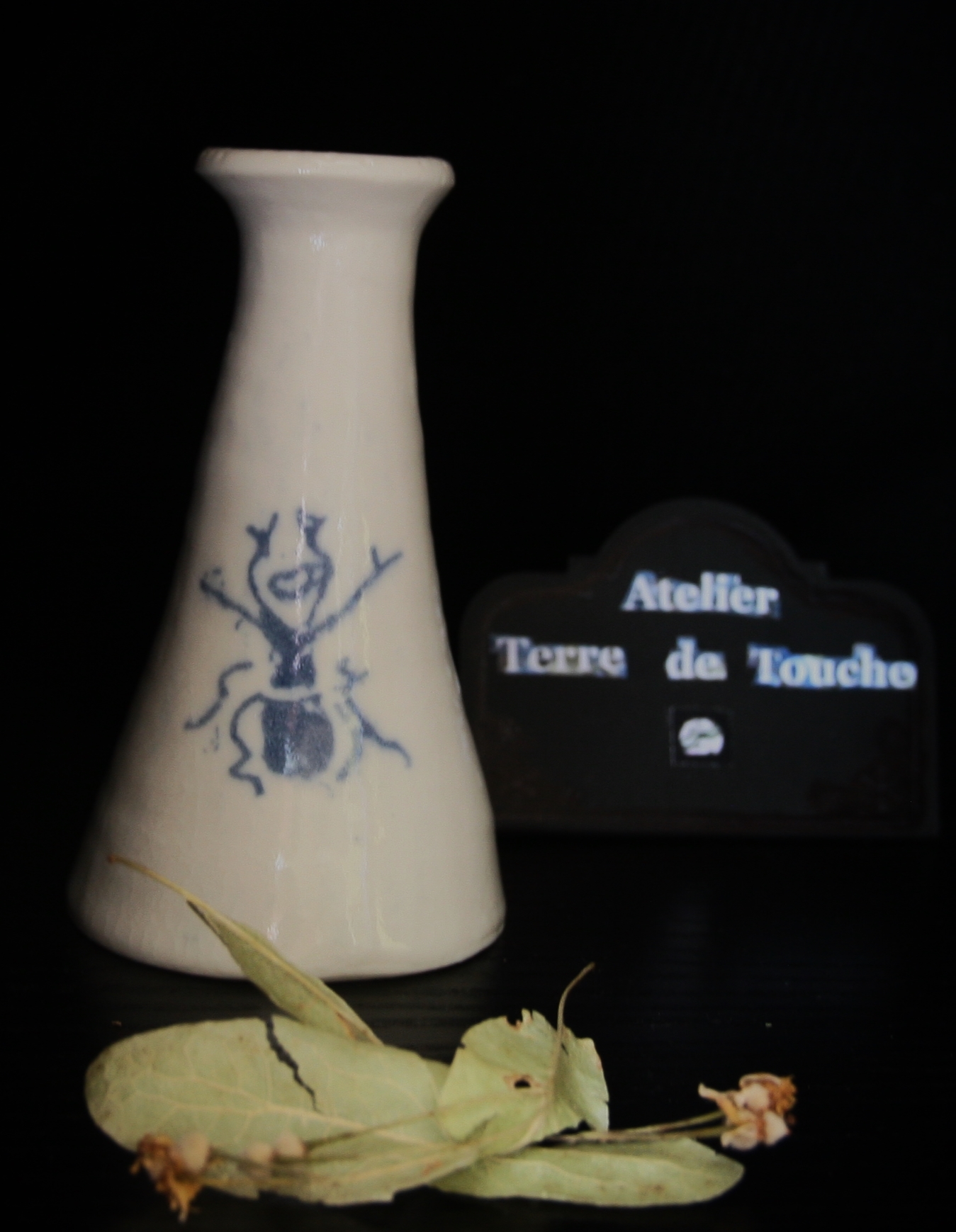 Fiole "scarabée" porcelaine et terre incrustée