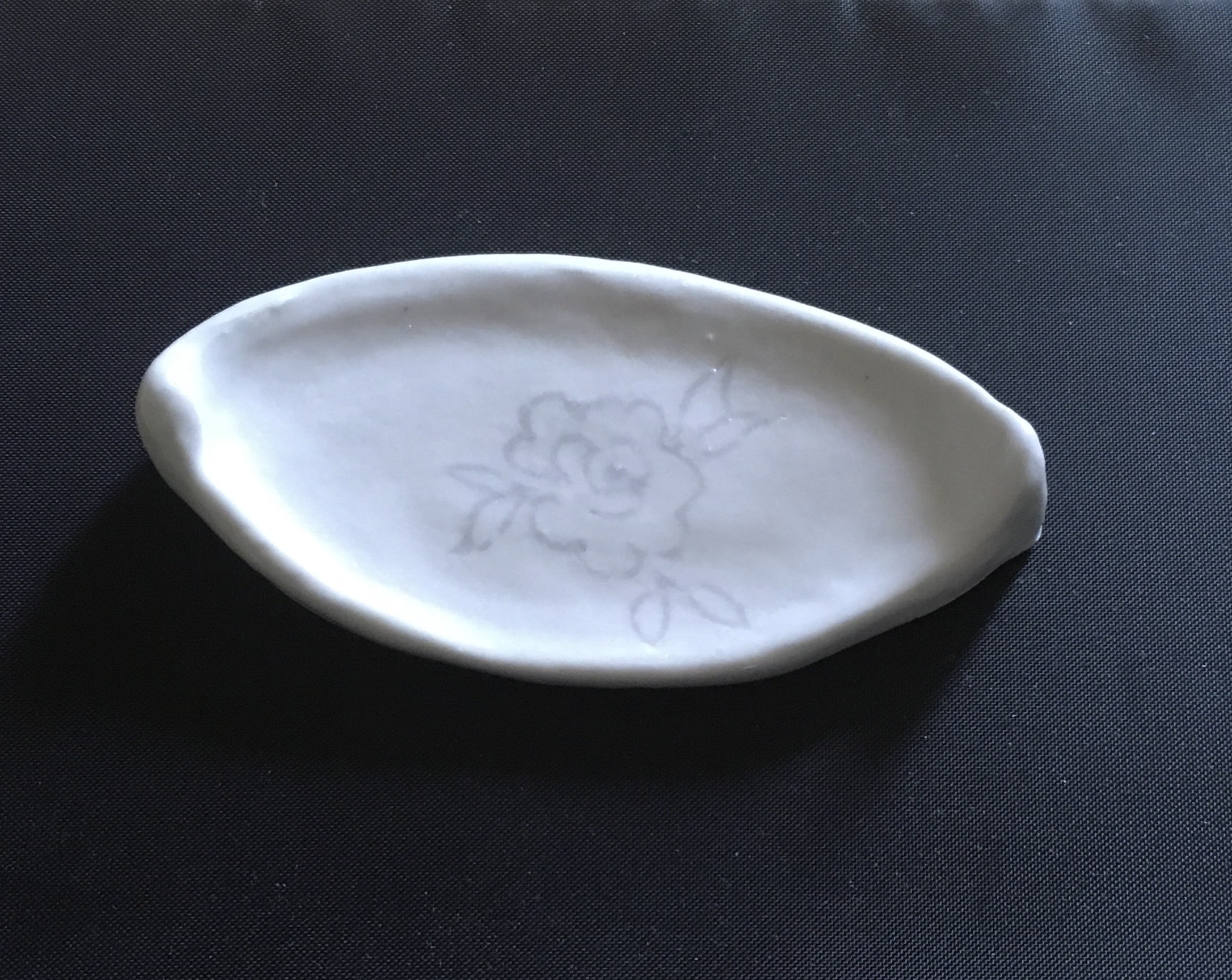 "Pétale" en porcelaine et terre incrustée
