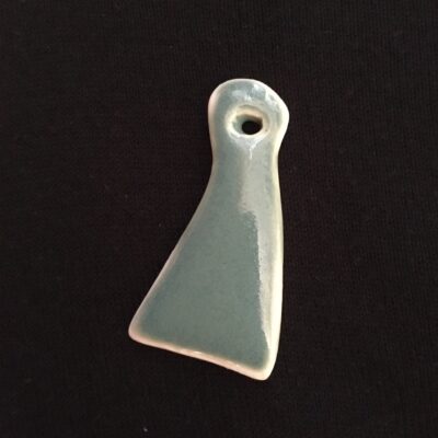 Pendentif "forme" vert de gris