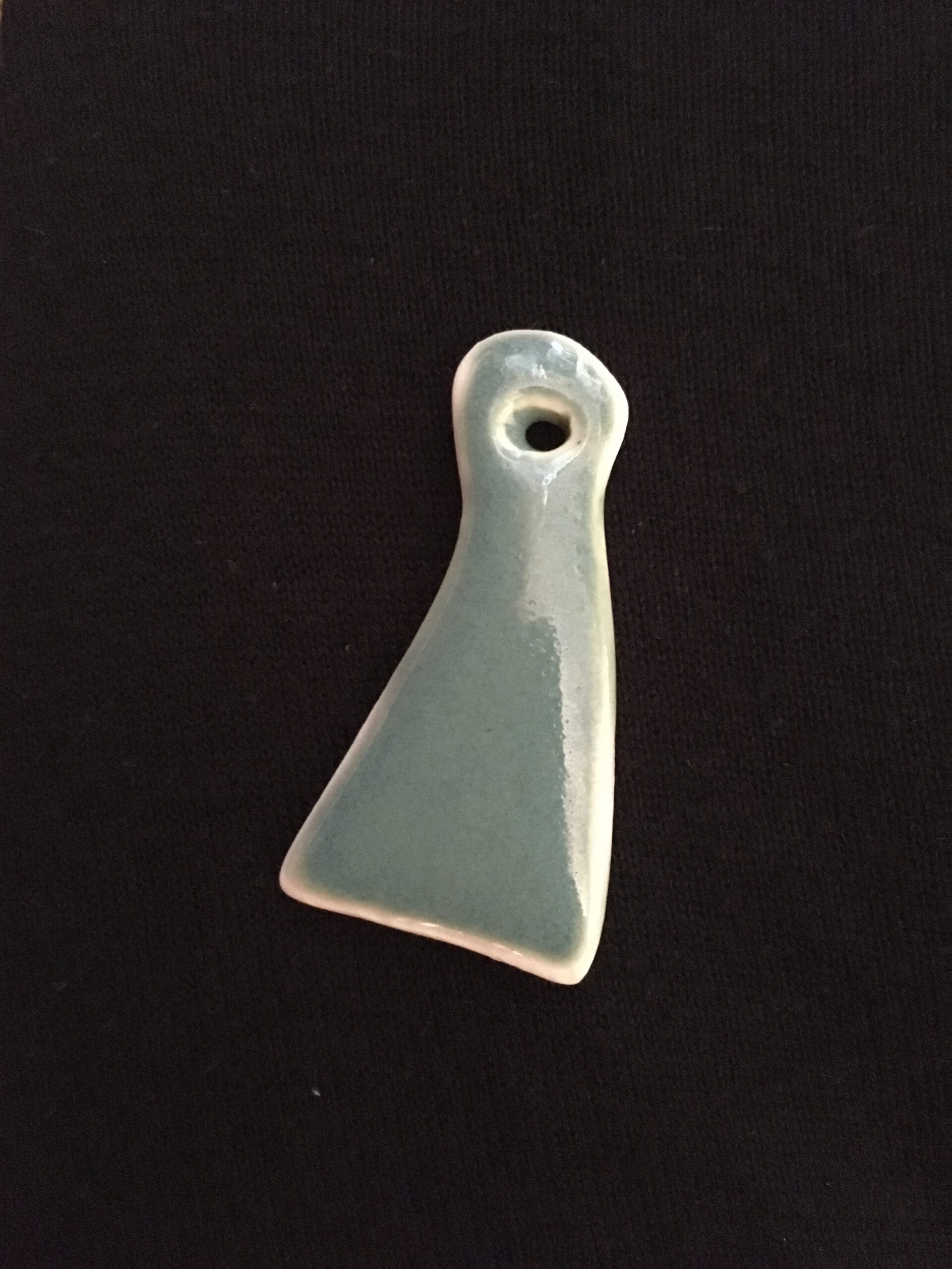 Pendentif "forme" vert de gris