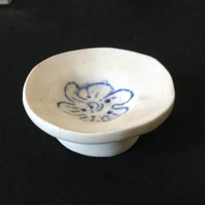 Porte-savon nommé "Corolle" en porcelaine incrustée